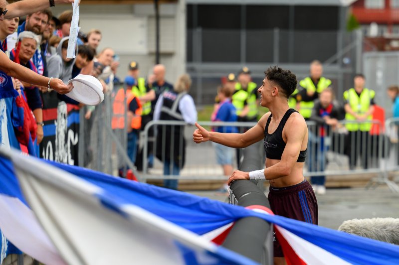 Osame har akkurat gitt fra seg drakta til en heldig tilreisende supporter (Foto: Morten Mitchell Larød / SPORTFOTO)