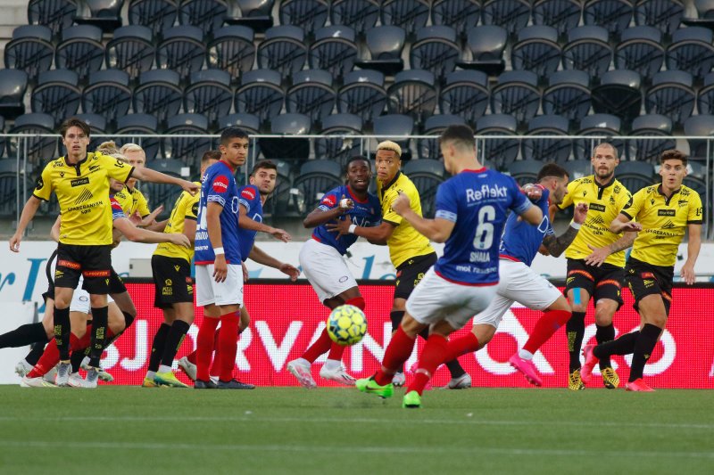 Herolind Shala med én av svært mange dødballer i første omgang på Sør Arena (Foto: Tor Erik Schrøder / NTB scanpix)