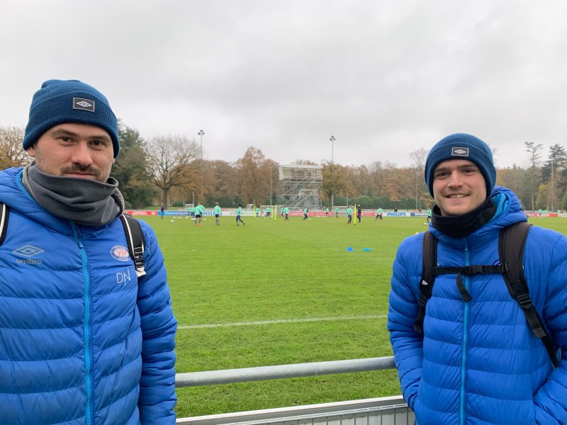 Simen Moe (t.v) og Arnt Kristian Finstad på PSV Eindovens treningsfelt (Foto: Thomas Hafstad)