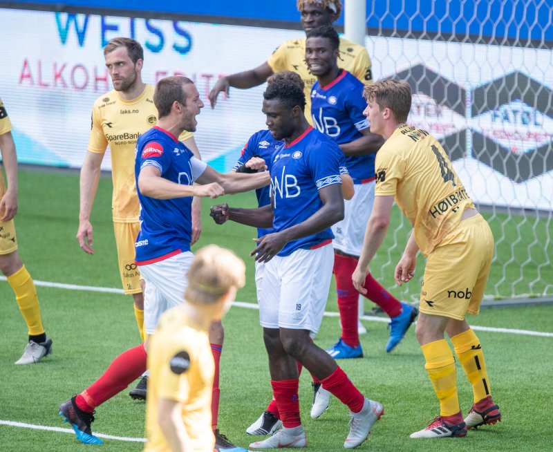 Peter Michael gratuleres av kaptein Tollås etter scoring mot Bodø/Glimt (Foto: Terje Pedersen / NTB scanpix)