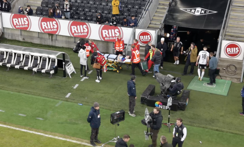 Ole Sæter blir frakta bort på båre på Lerkendal med Vålerenga-lege Audun Finstad ved sin side (Foto: TV 2/ Jan-Petter Dahl)