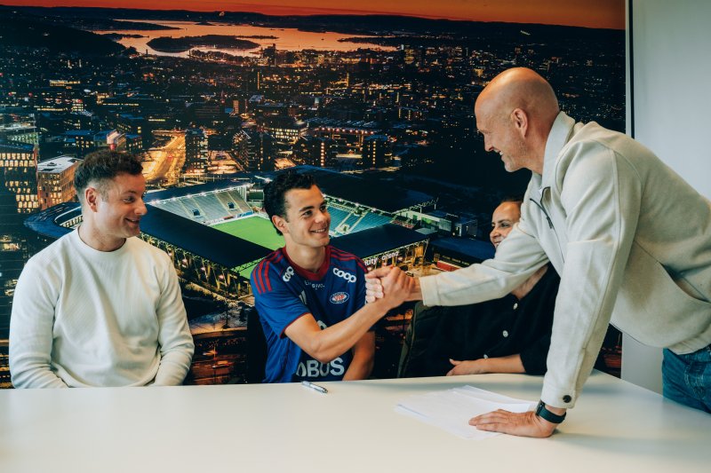 Pappa Alexander Rajkovic og mamma Nadia Larsen Rajkovic var med da Gabriel signerte proffkontrakt (Foto: Vålerenga)