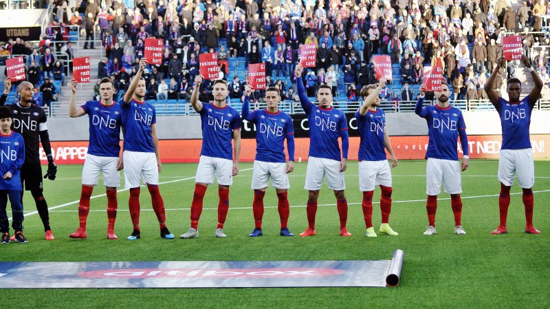 Vålerenga-spillerne viste rasisme det røde kortet under serieåpningen mot Mjøndalen tidligere i år (Foto: Lemos Media)