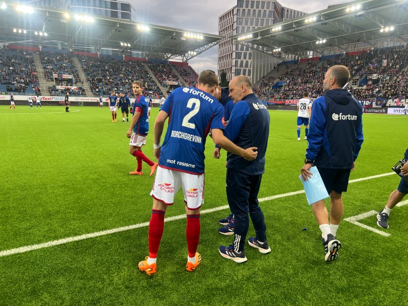 Christian Borchgrevink får de siste instrukser fra Bakke før comebacket (Foto: VIF Media)