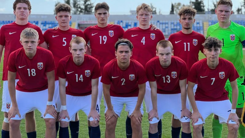 Jesper Renshusløkken (med nummer 4) har mange aldersbestemte landskamper i beltet (Foto: Thomas Brekke Sæteren)