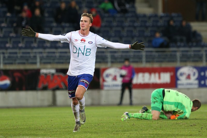 Magnus Retsius Grødem feirer sin første scoring i Vålerenga-drakta (Foto: Digitalsport)