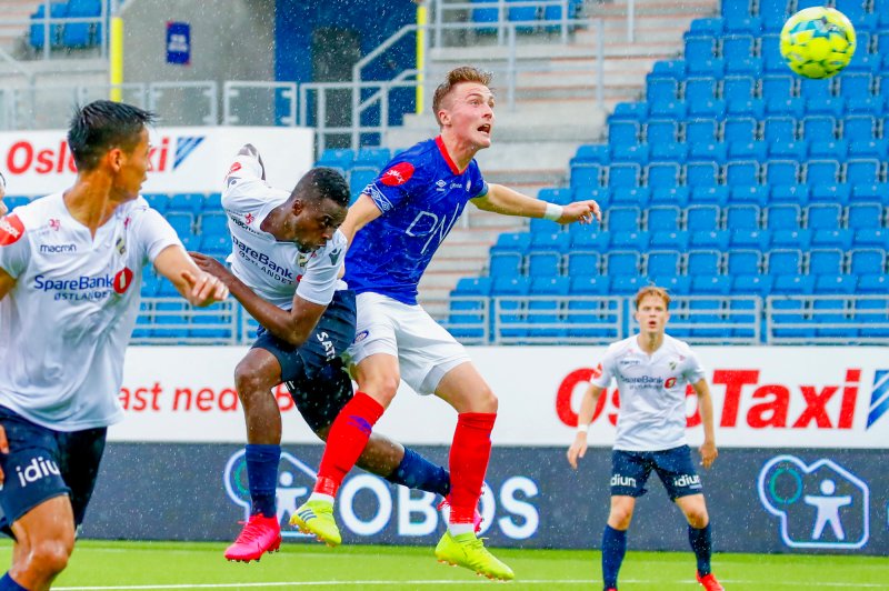 Borchgrevink fikk hard medfart inne i boksen da Luc Kassi scora gjestenes første for kvelden (Foto: Terje Pedersen / NTB scanpix)