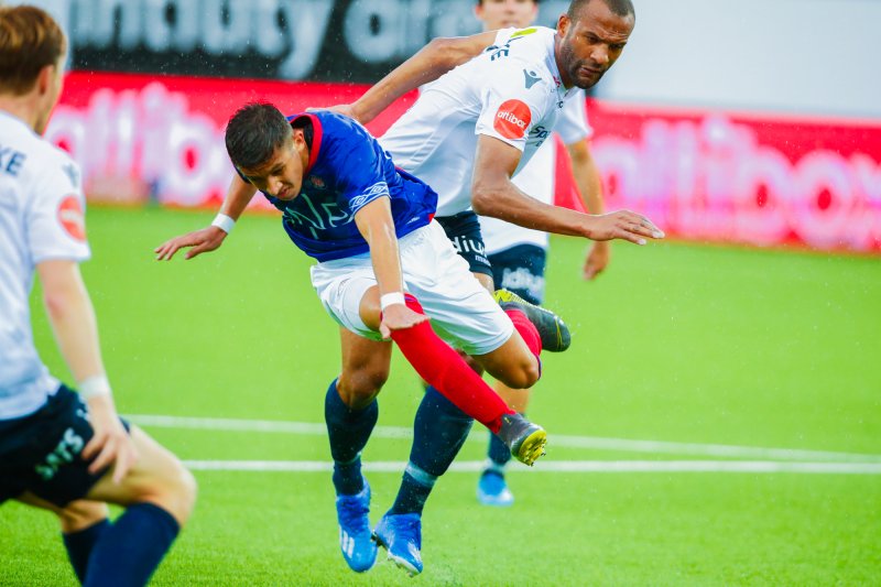 Osame Sahraoui fikset straffe til Vålerenga i Eliteseriedebuten (Foto: Terje Pedersen / NTB scanpix)