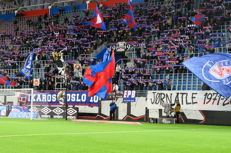 Slik så det ut på tribunen før rundt halvparten forlot stadion (Foto: Morten Mitchell Larød / SPORTFOTO)