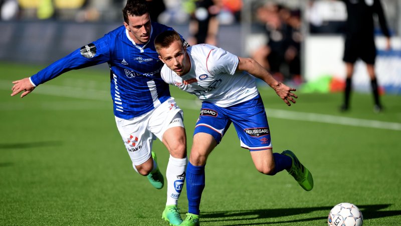 Ivan Näsberg var i mange dueller i søndagens kamp, her mot S08-spiller Erton Fejzullahu (Foto: Digitalsport)