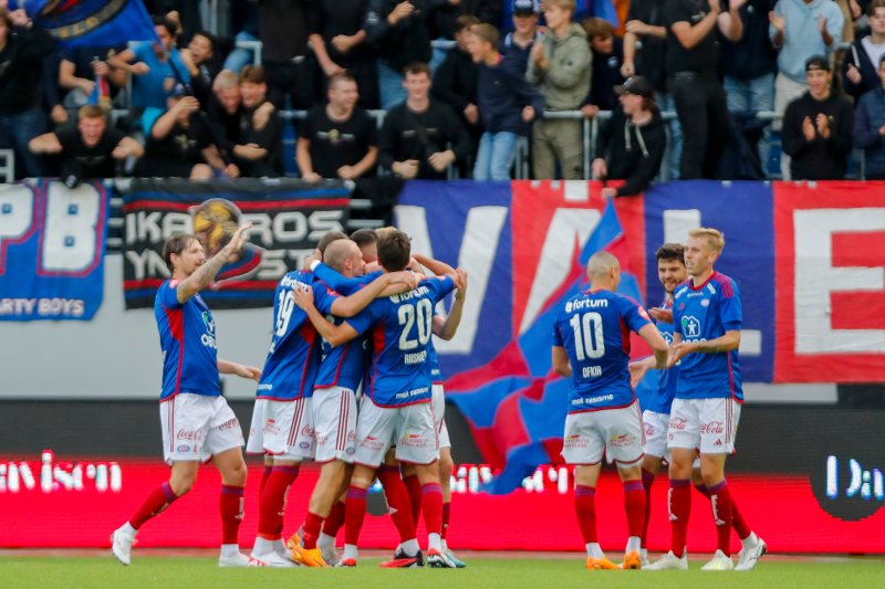 Debutant Eneo Bitri feirer scoring foran Østblokka (Foto: Frederik Ringnes / NTB)