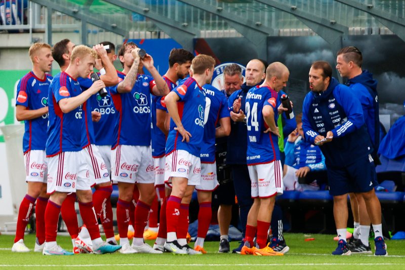 Vålerenga-spillerne får instrukser fra sidelinja (Foto: Frederik Ringnes / NTB)
