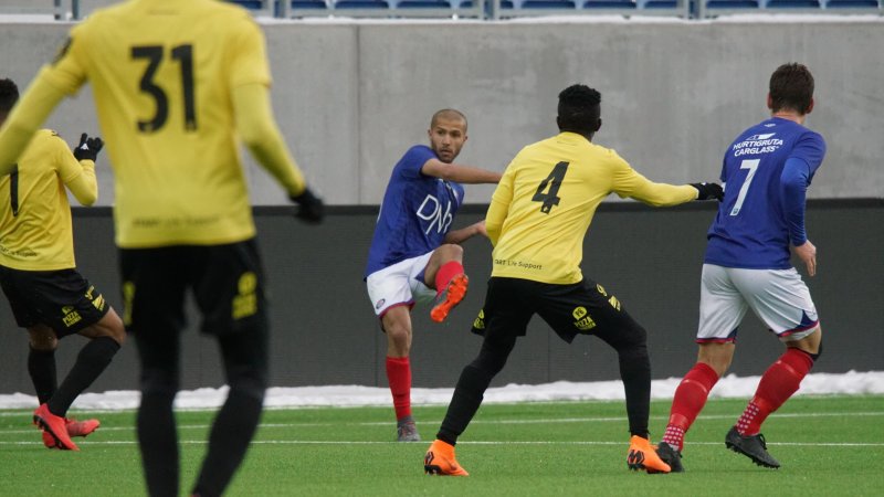 Amin Nouri re-debuterer i Eliteserien for Vålerenga etter hjemkomsten (Foto: Kenneth Berger)