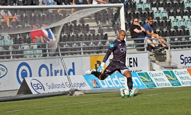 Adam Larsen Kwarasey tilbake i Vålerenga (Foto: Kenneth Berger)