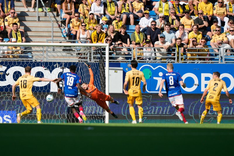 Petter Strand setter Nikita Haikin på prøve i søndagens oppgjør på Intility Arena (Foto: Fredrik Varfjell / NTB)