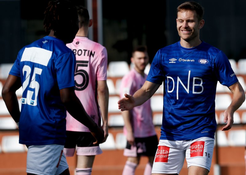 Matthias Vilhjalmsson og Sam Adekugbe jubler for kampens første mål mot FC Nomme Kalju (Foto: Jan Kåre Ness / NTB scanpix)
