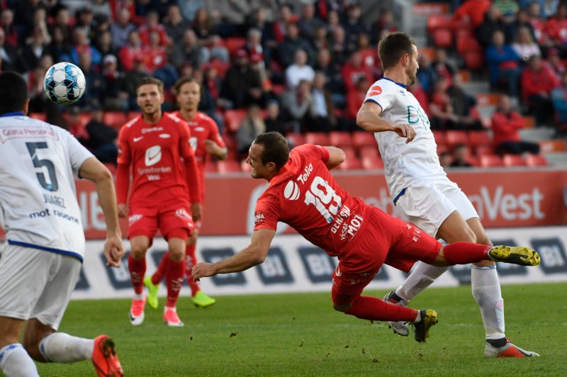 Tollås i en av mange dueller på Brann stadion søndag kveld (Foto: Marit Hommedal / NTB scanpix)