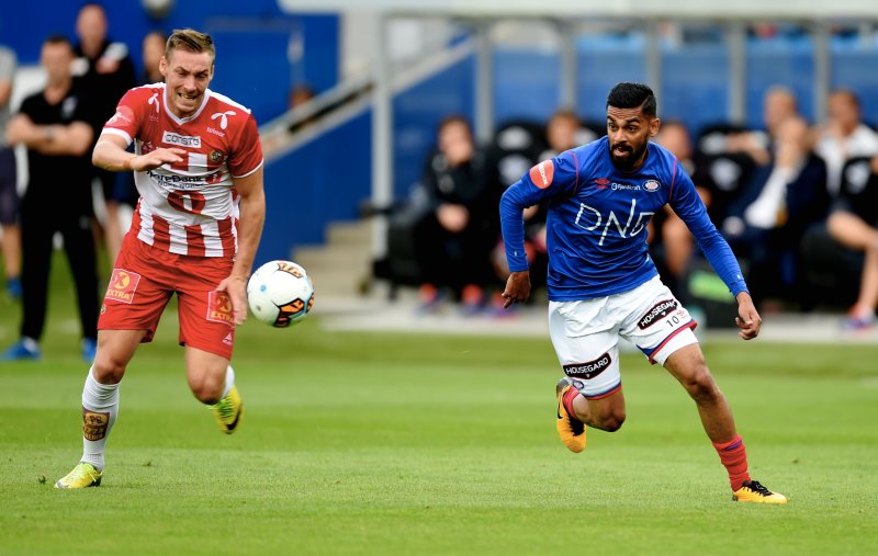 Ghayas Zahid i aksjon mot Tromsøs Magnar Ødegaard (Foto: Digitalsport)