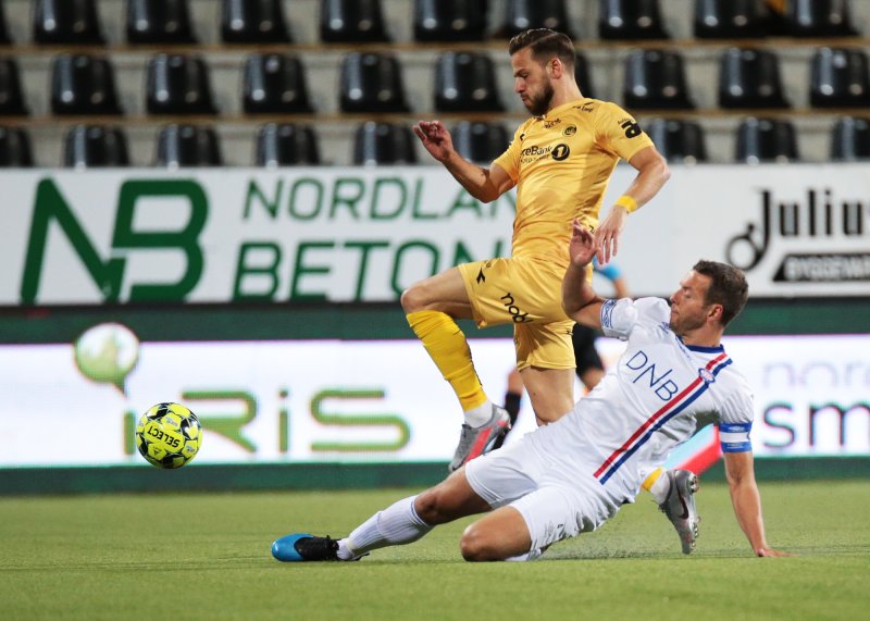 Jonatan Tollås Nation og Philip Zinckernagel hadde mange dueller i kampen&nbsp;(Foto: Mats Torbergsen / NTB)