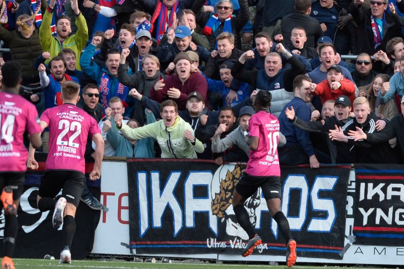 Sam Johnson feirer scoring nummer to mot Ranheim sammen med tilreisende supportere (Foto: Ned Alley / NTB scanpix)