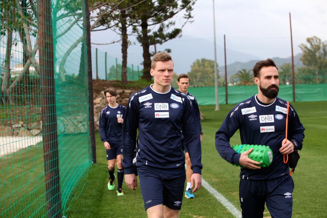 Prøvespiller Omarsson på vei til sin første Vålerenga-trening (Foto: VIF Media)