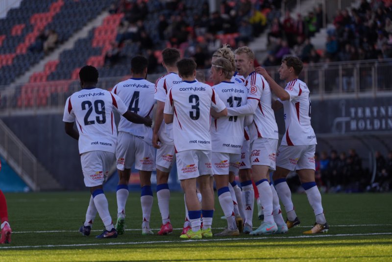 Gutta feirer Thorvaldsens scoring (Foto: Kim Eriksen)