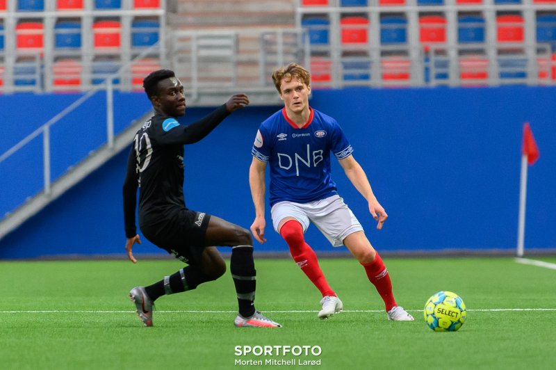 Oskar Opsahl og resten av Vålerenga 2-gutta sto imot på slutten og sikra tre viktige poeng (Foto: Morten Mitchell Larød / SPORTFOTO)