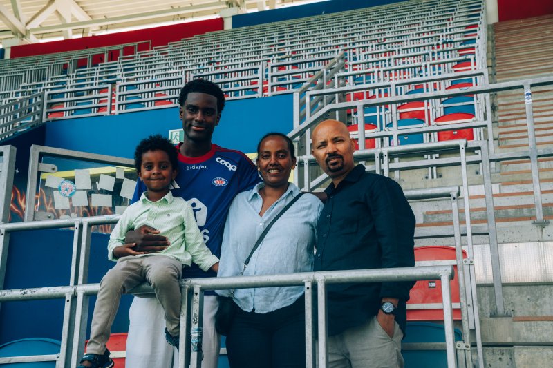 Evenezer var på plass sammen med lillebror, mamma og stefar (Foto: Vålerenga)