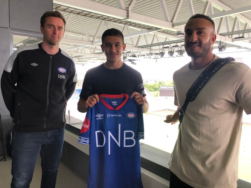 Sportssjef Jørgen Ingebrigtsen og Osame Sahraoui ble i dag enige om en ny avtale. Her sammen med agent og tidligere Vålerenga-spiller Mohammed Fellah (Foto VIF Media)