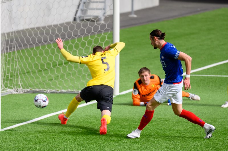 Amor Layouni sender Vålerenga i ledelsen 2-1 (Foto: Morten Mitchell Larød / SPORTFOTO)