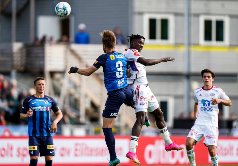 Seedy Jatta i en av mange dueller med Nicholai Næss (Foto: Heiko Junge / NTB)