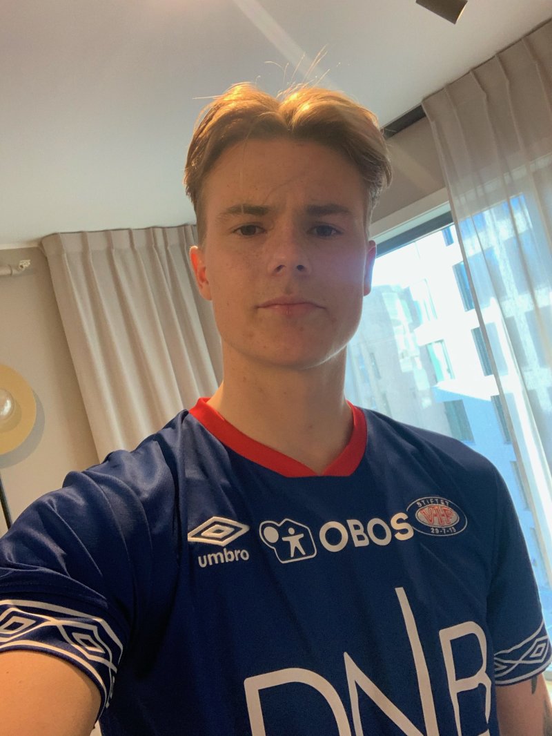 Tobias Christensen er på plass på hotellet i Oslo for å ta fatt på karantenetiden (Foto: Selfie)