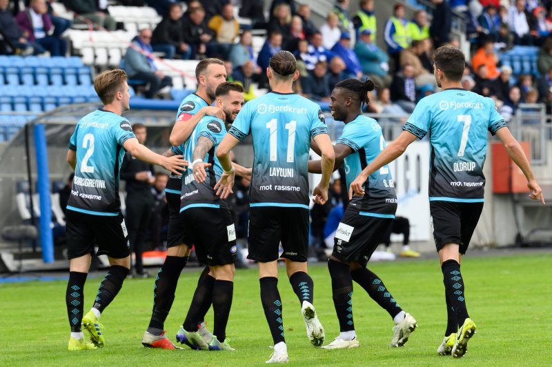 Aron Dønnum var sikker fra ellevemeteren, men det holdt ikke for Vålerenga mot FKH (Foto: Morten Mitchell Larød / SPORTFOTO)