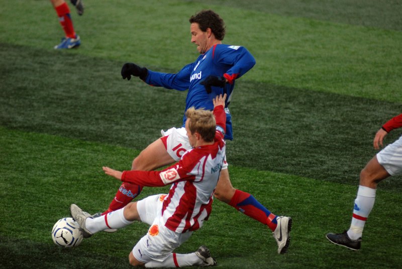 TROMSØ: Vålerengas Morten Berre i aksjon mot Thomas Hafstad på Alfheim stadion mandag 2. påskedag (Foto: Arkiv)