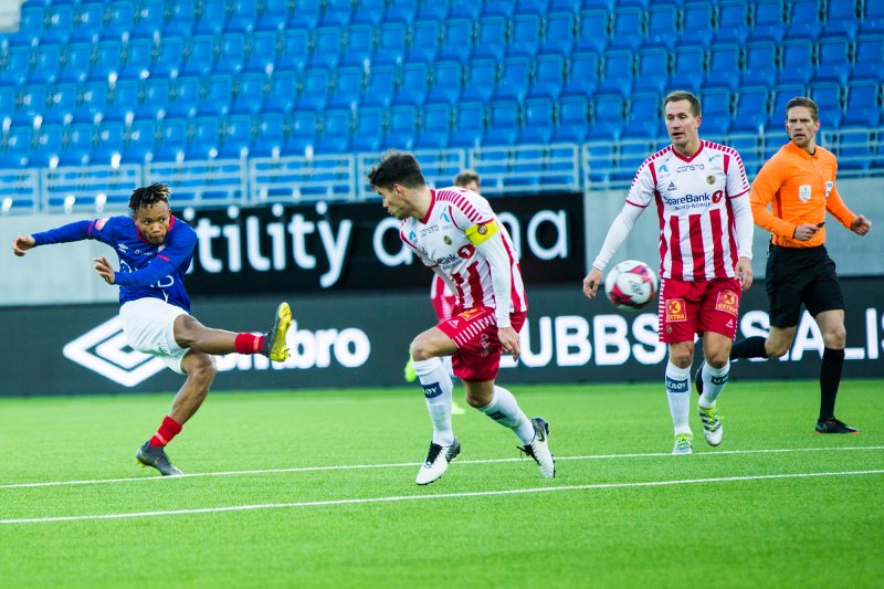Chidera Ejuke satte inn 2-0 for Vålerenga på lekkert vis (Foto: Trond Reidar Teigen / NTB scanpix)