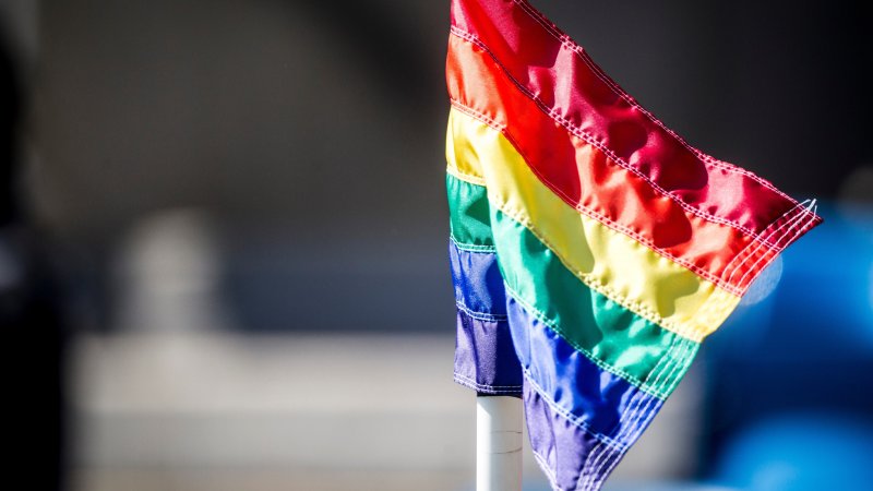 I tillegg til kapteinsbind, vil også cornerflaggene være i regnbuens farger under lørdagens kamp (Foto: Digitalsport)