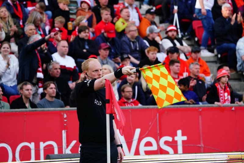 Offside! (Foto: Bjørnar Morønning / NTB)