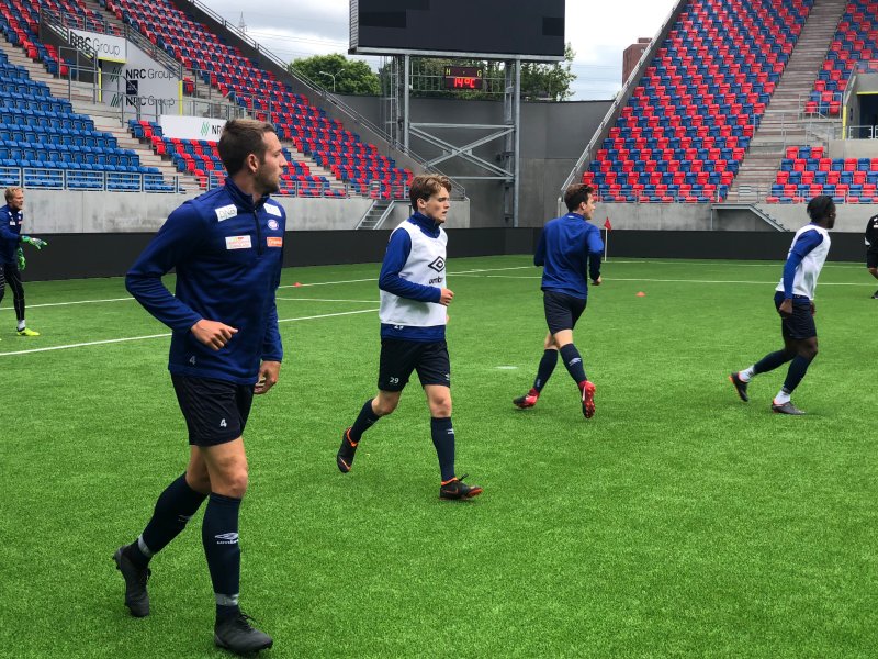 Oskar Opsahl (i midten) trener jevnlig med A-laget. Her fra en av øktene før RBK-kampen.