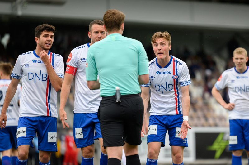 Gutta fortviler etter at Steen hadde dømt straffe (Foto: Morten Mitchell Larød / SPORTFOTO)