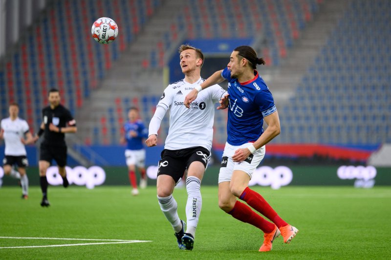 Amor Layouni debuterte i kongeblått søndag kveld (Foto: Morten Mitchell Larød / SPORTFOTO)