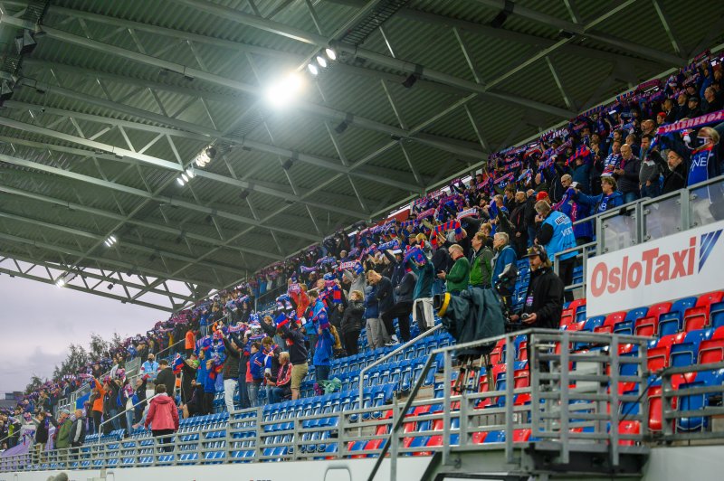 Endelig fikk vi lov til å ha 2000 på tribunene igjen (Foto: Morten Mitchell Larød / SPORTFOTO)