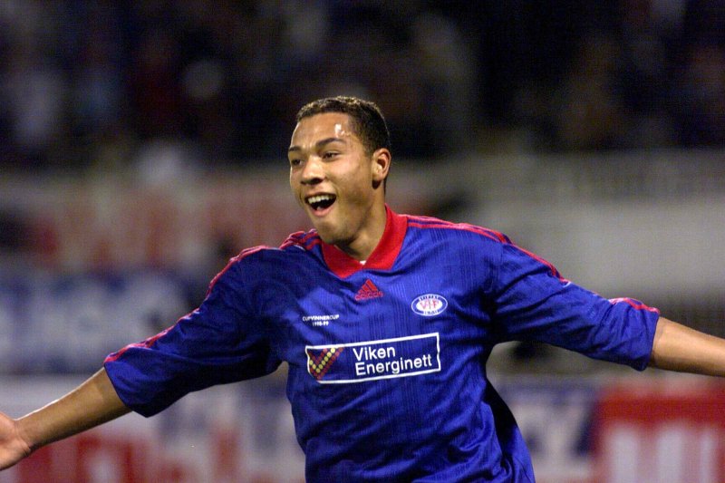 John Carew jubler etter 3-3 målet.