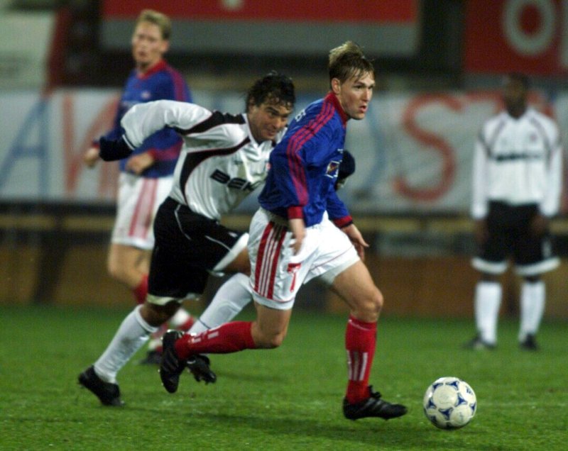 Vålerenga - Besiktas (1-0) på Ullevål stadion. Målscorer Bjørn Arild Levernes forserer forbi en Besiktas spiller