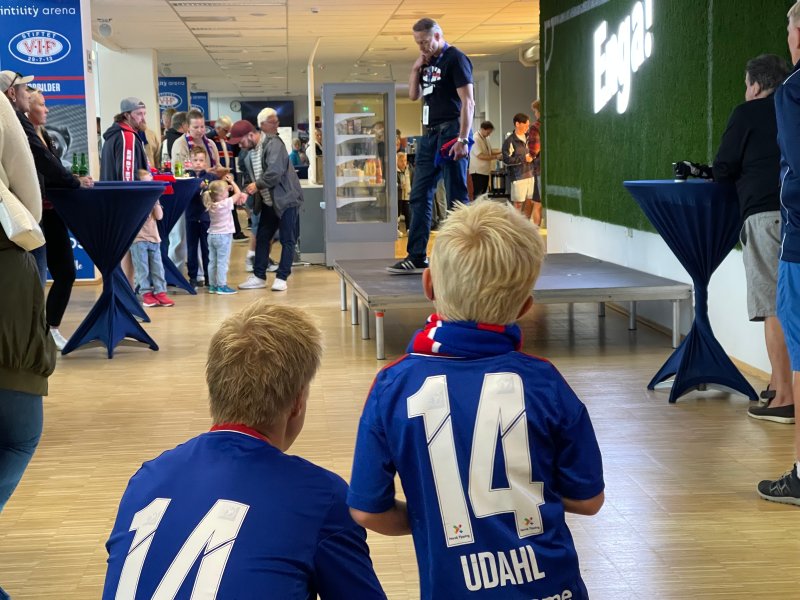 Henrik (6) er på vei opp på scena i VIP-lokalene til Vålerenga (Foto: VIF Media)
