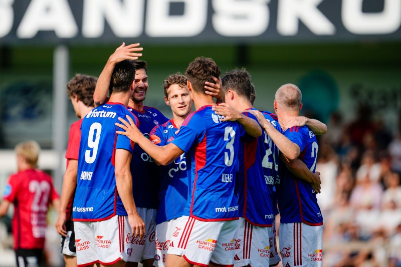 Vålerenga-gutta jubler for kvartfinale etter 5-0-seier over Stjørdals-Blink (Foto: Ole Martin Wold / NTB)