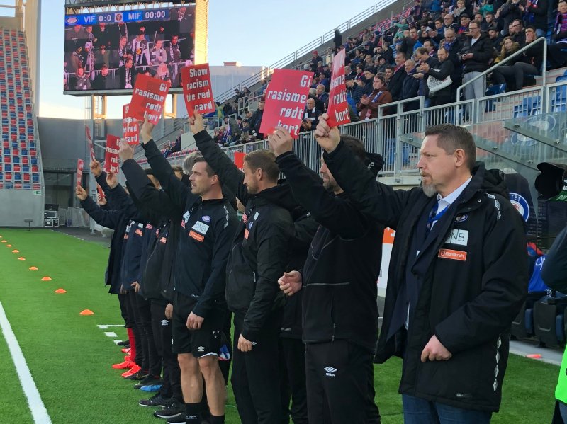 Vålerengas trenere og spillere gir rasisme rødt kort (Foto: VIF Media)