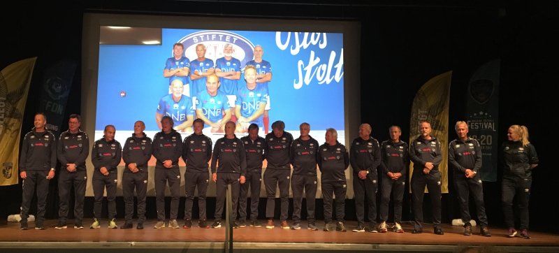 Vålerenga Gåfotball presentert på scena under åpningsseremonien i Arnhem