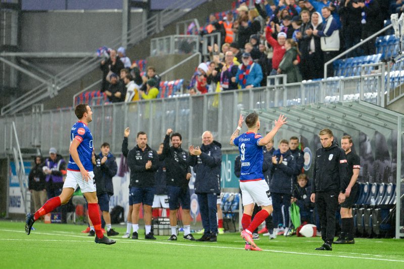 Kjartansson feirer 1-0 foran Intility-tribunen (Foto: Morten Mitchell Larød / SPORTFOTO)
