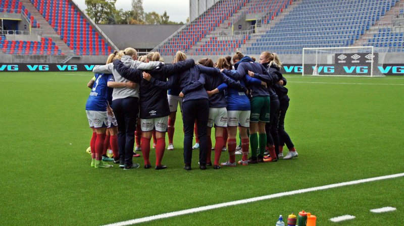 Vålerengas damelag var best før pause i lørdagens semifinale mot LSK Kvinner (Foto: Kenneth Berger)