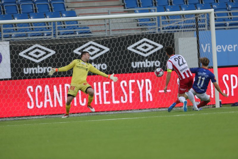 Her setter Bård Finne inn 1-0 til Vålerenga i søndagens eliteserieoppgjør mot Tromsø (Foto: Geir Olsen / NTB scanpix)